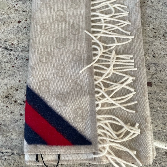 🔥GUCCI Beige/Sandy 100% Wool Scarf– Brand New & Iconic! - Picture 4 of 8